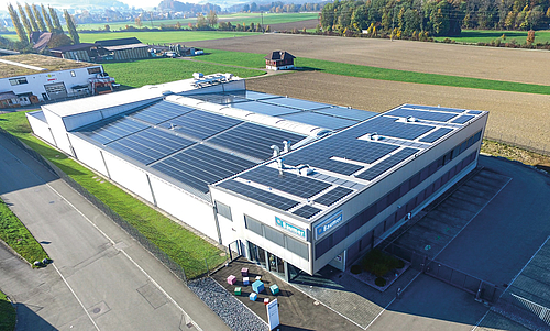 Baumer Gebäude mit PV-Anlage, Blick von oben auf das Gebäude