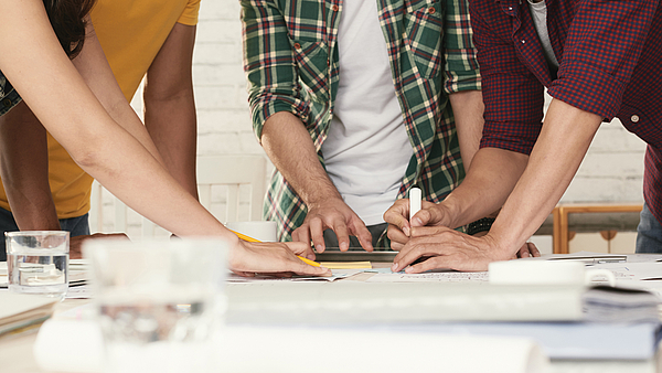 Beratungssituation am Tisch