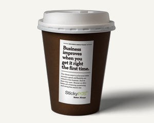 StickyPOS Etikette am Coffee to Go Becher